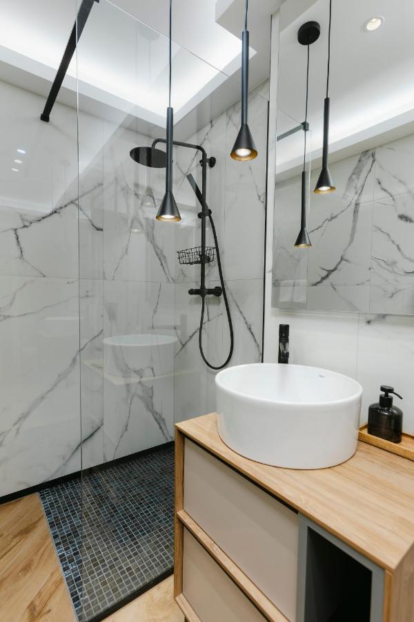 The Forest - Luxe Central Apt With Free Secured Parking Brasov Exterior photo