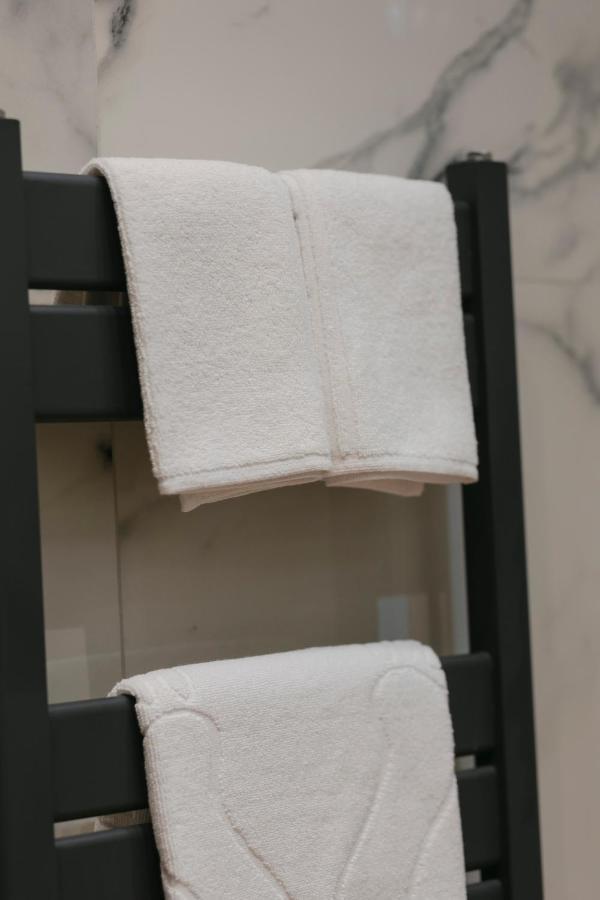 The Forest - Luxe Central Apt With Free Secured Parking Brasov Exterior photo