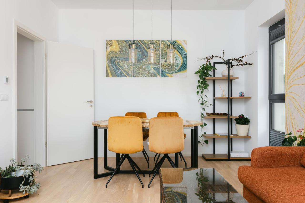 The Forest - Luxe Central Apt With Free Secured Parking Brasov Exterior photo