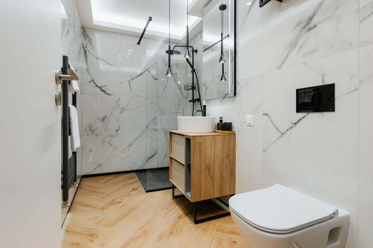 The Forest - Luxe Central Apt With Free Secured Parking Brasov Exterior photo